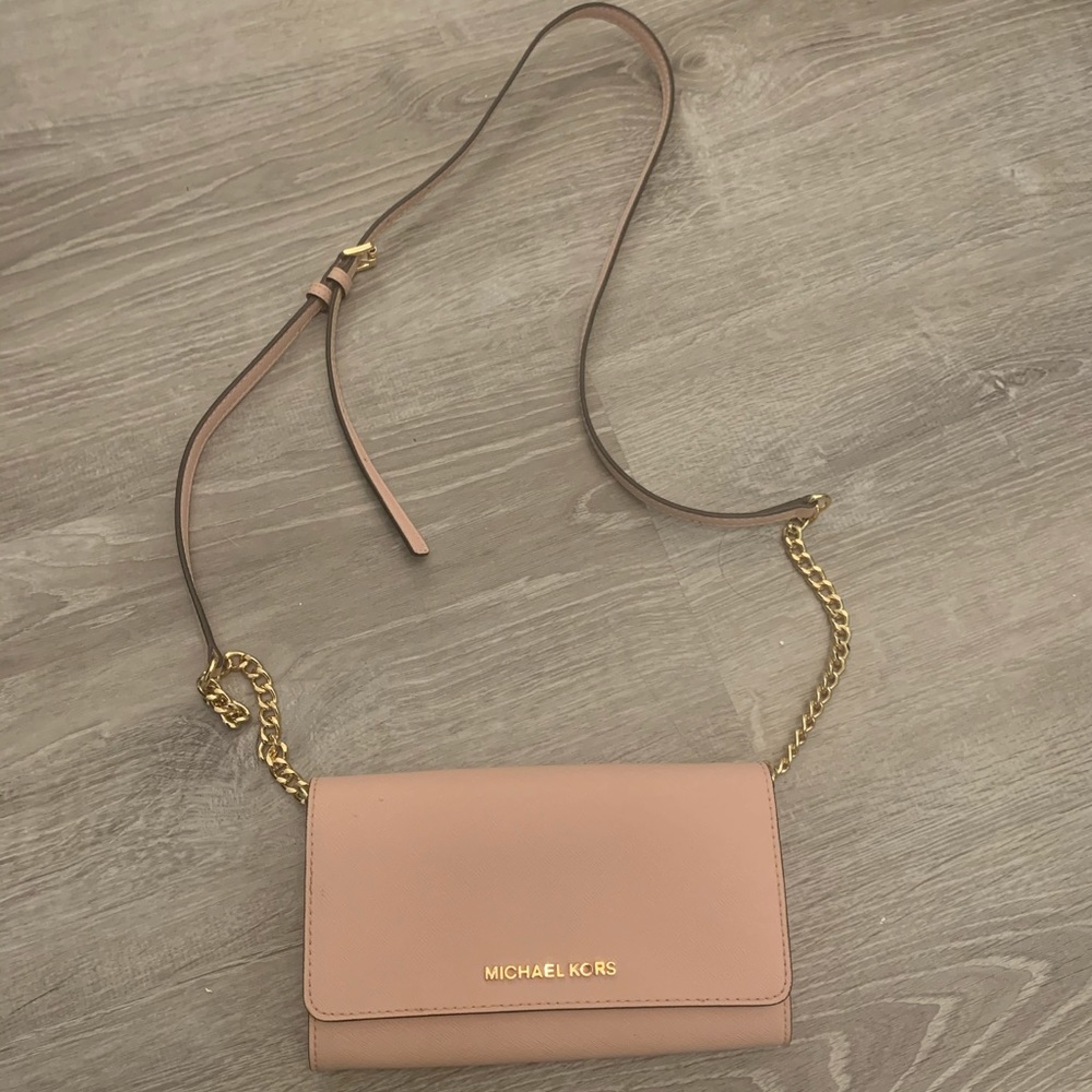 Light pink crossbody bag with adjustable straps